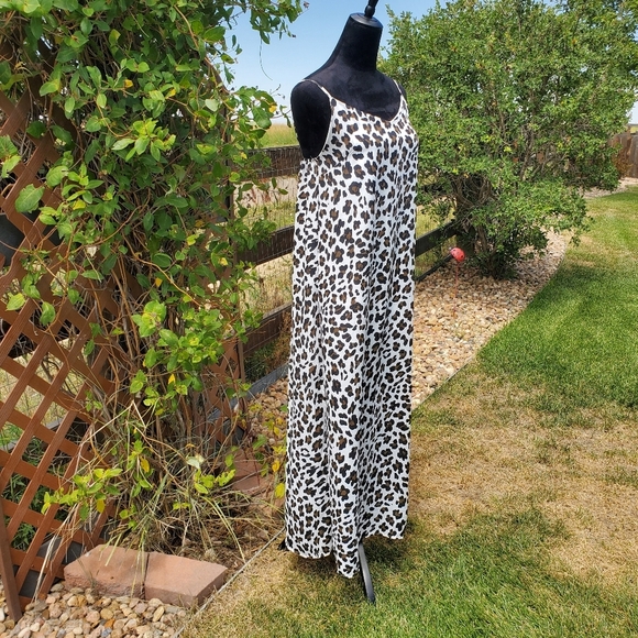 Pink Lily Women's Size Medium Leopard Print Animal Print Maxi Dress EUC - Picture 12 of 17